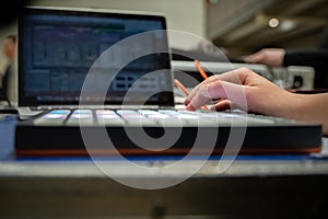 Studio sound mixing board met handen aan de knoppen and selective focus photo