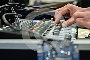 Studio sound mixing board met handen aan de knoppen and selective focus photo