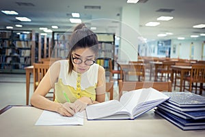 Studio formazione scolastica una donna 