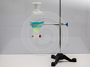 Studio separazione secondo filtrazione ingrediente sostanze liquido miscela laboratorio. separazione naturale Prodotto 