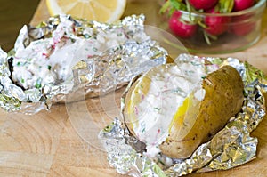 Stuffed potatoes with yogurt, radish and lemon