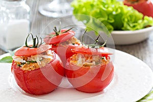 Stuffed tomatoes with cheese and breadcrumbs