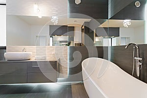 Stunning modern bathroom design photo