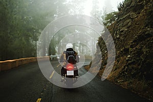 Aventura para asilo los gastos de viaje a través de majestuosamente montana carreteras sobre su motocicleta 