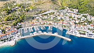 De Playa a terraplén vista aérea en Croacia 