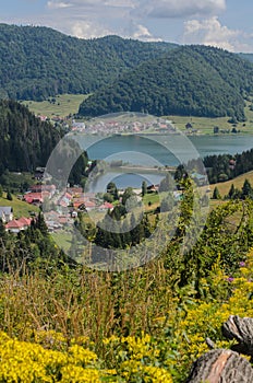 Nádherný výhľad na jazero Palcmanská Maša a obec Dedinky na Slovensku