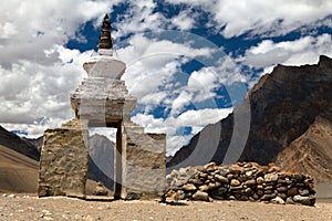 Stupa and mani wall around Pidmu village - Zanskar trek, Ladakh, India