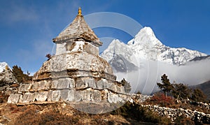 Stupa near Pangboche village with mount Ama Dablam