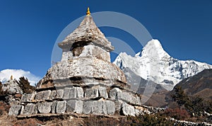 Stupa near Pangboche village with mount Ama Dablam