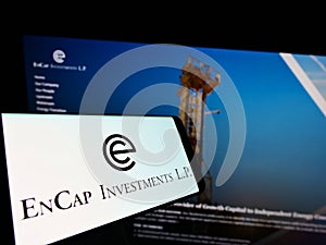 Smartphone with logo of US private equity company EnCap Investments L.P. on screen in front of website.