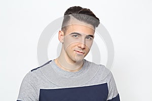 Atractivo masculino corto cabello posando en estudio sobre el. estilo tendencias moda 