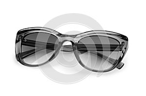 Elegante negro gafas de sol aislado sobre fondo blanco 