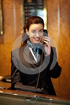 Elegante una mujer guardia sobre el instalación que proporciona servicios de alojamiento recepción 