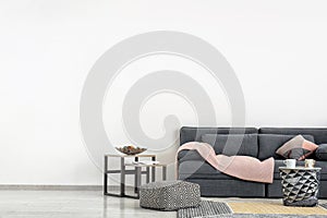 Elegante muebles cómodo sofá más cercano la luz muro 