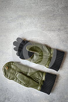 Stylish green leather gloves-mittens for women, with zipper closure