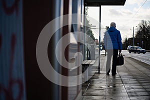 Hombre agotador azul pelo contabilidad bolsa sobre el página de carreteras 