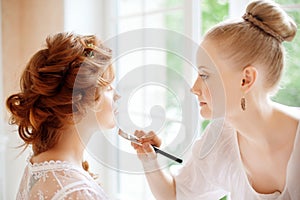 Stylist makes makeup bride on the wedding day