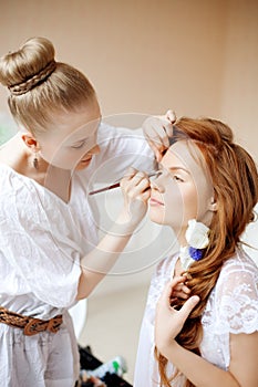 Stylist makes makeup bride on the wedding day