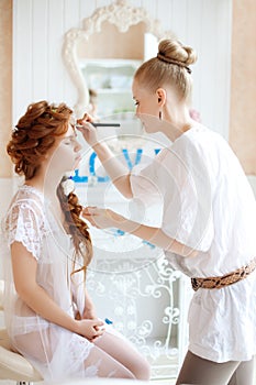 Stylist makes makeup bride on the wedding day