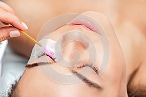 Stylist making lengthening lashes on eye
