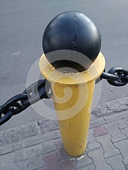 Stylus of street fencing made of metal with chain.