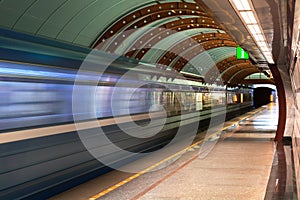 Metropolitana stazione. diagonale blu movimento sfocatura il treno. il treno partenza. velocemente metropolitana metropolitana il treno mentre 