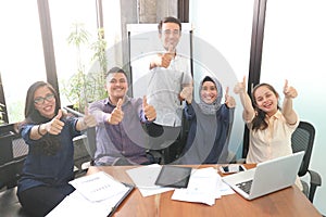 Úspěch rozmanitost lidé na uvnitř kancelář moderní 