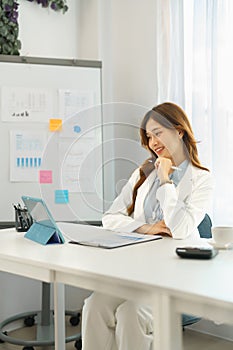 Successful business concept, Businesswoman hold pen and look on tablet to analyzing financial data
