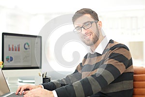 Successul business man working in an modern sunny office. Analyz