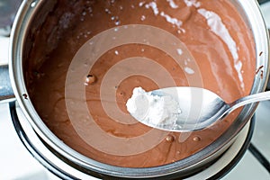 Sugar powder into melted chocolate