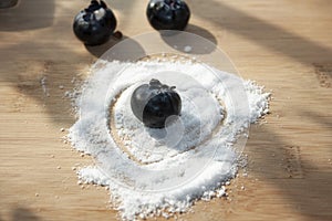 Sugar substitute granules with a simulated heart wrapping blueberry to develop sugar-free desserts