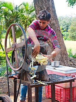 Sugarcane juice extracter