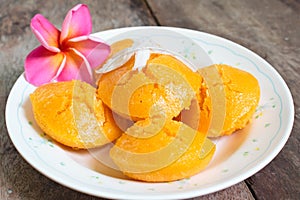 Sugarpalm cake with coconut.