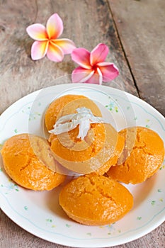 Sugarpalm cake with coconut.