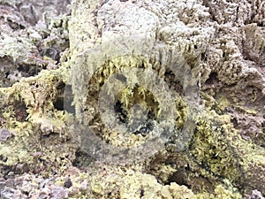 Síra krystaly na síra banky v sopky na velký ostrov 