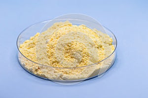 Sulfur or sulfur is a chemical element used for sulfuric acid for batteries, gunpowder making and rubber vulcanization