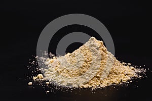 Sulfur or sulfur is a chemical element used for sulfuric acid for batteries, gunpowder making and rubber vulcanization