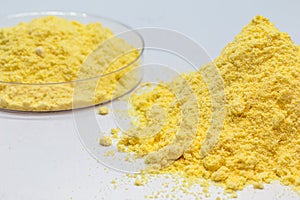 Sulfur or sulfur is a chemical element used for sulfuric acid for batteries, gunpowder making and rubber vulcanization