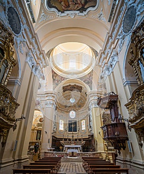 Cubierto vista de iglesia en provincia, 