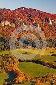 Hora Sulov rocks v barvách podzimu.