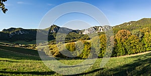 Súľovské skaly, přírodní rezervace na Slovensku se skalami a loukami, panorama