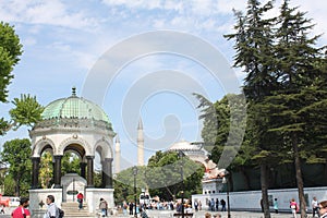 The Sultan Ahmed Mosque (Blue Mosque) and fountain view from the Sultanahmet Park in Istanbul, Turkey