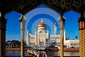 Sultan Omar Ali Saifuddien Mosque in Brunei photo