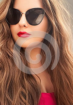 Summer beauty portrait, beautiful woman wearing sunglasses, fashion and glamour