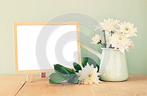 Verano de flores sobre el de madera mesa a pizarra menta. antiguo filtrado imagen 