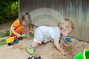 Estate bambini divertimento è un sabbiera lui gioca pagaie 