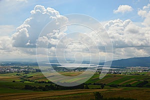 Letní zatažená krajina polí a osad u Oravské přehrady, pohled z kopce Grapa u obce Klin