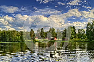 Verano cabana sobre el en Suecia 