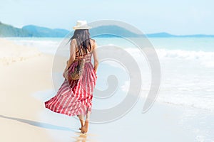 Leto. usmievavá žena nosenie móda leto na piesočnatý oceán pláž. šťastný žena požívať a relaxovať dovolenka 