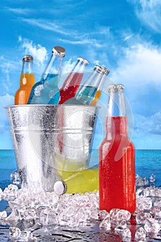 Verano bebidas en balde sobre el Playa 